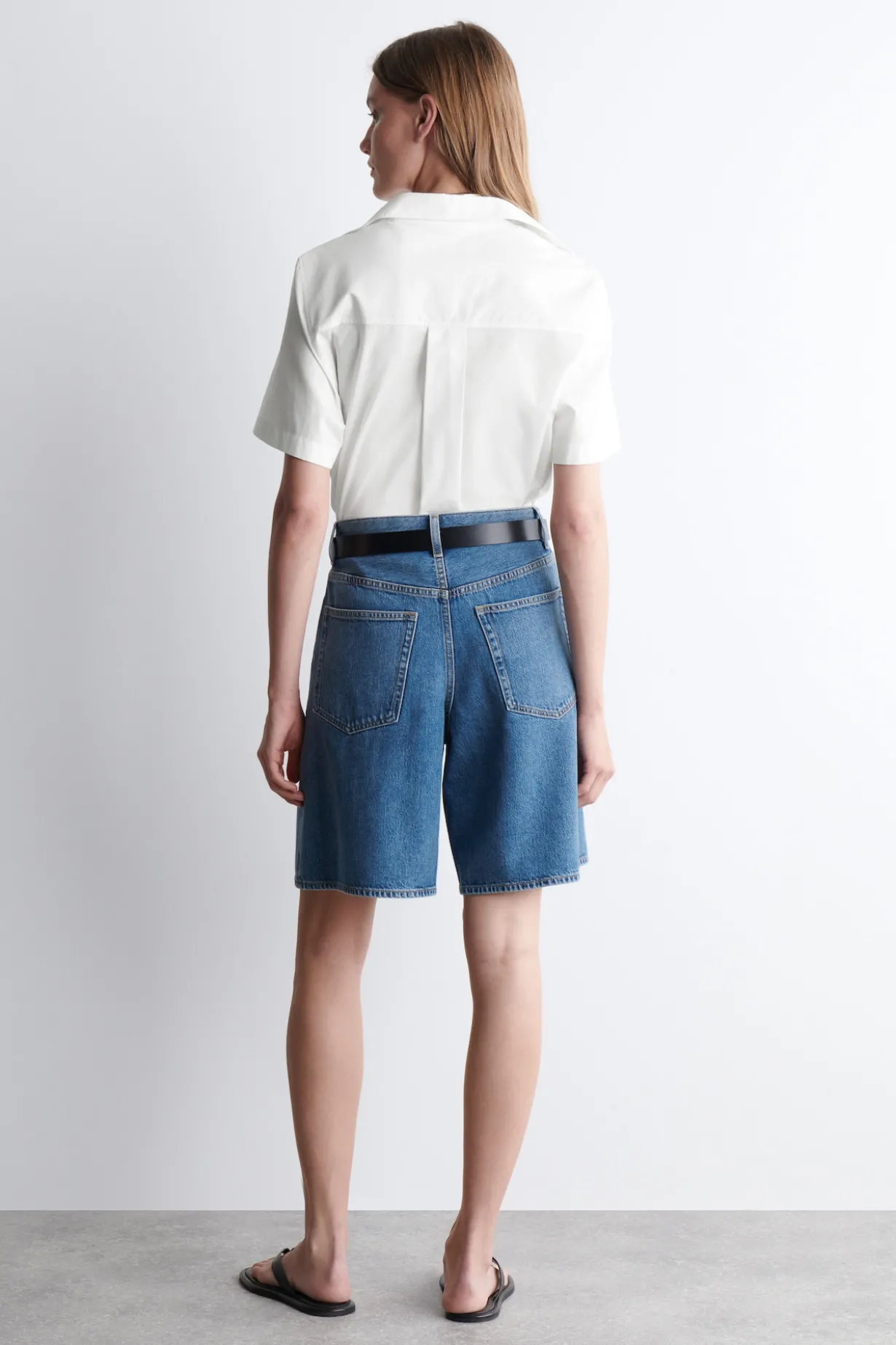 JEANSSHORTS MIT WEITEM BEIN