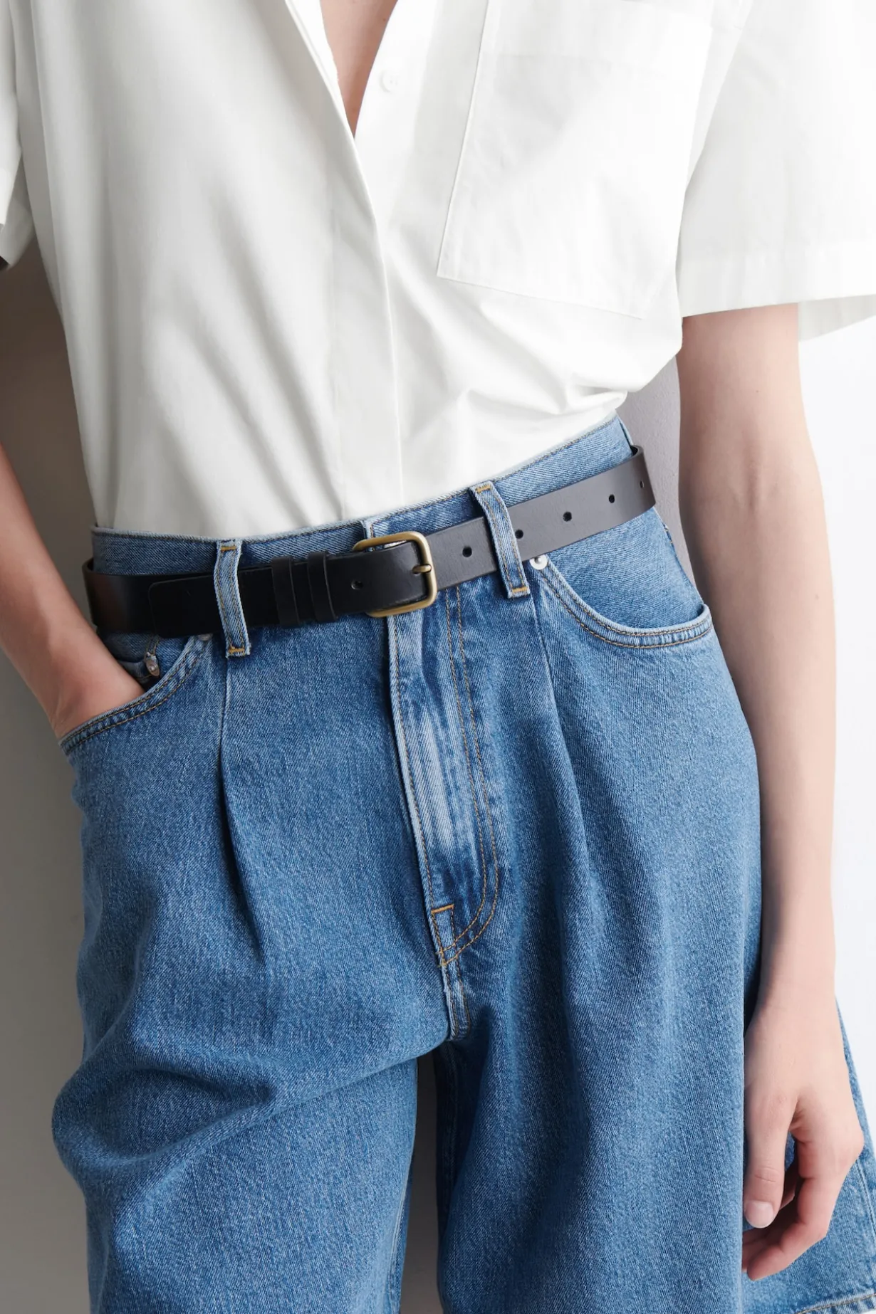 JEANSSHORTS MIT WEITEM BEIN