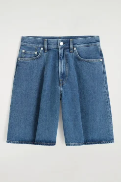 JEANSSHORTS MIT WEITEM BEIN