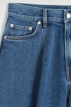 JEANSSHORTS MIT WEITEM BEIN