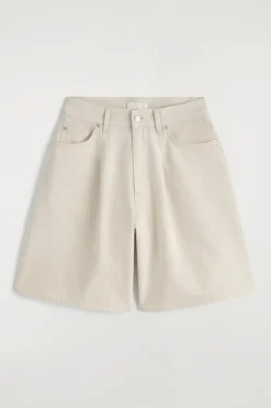 JEANSSHORTS MIT WEITEM BEIN