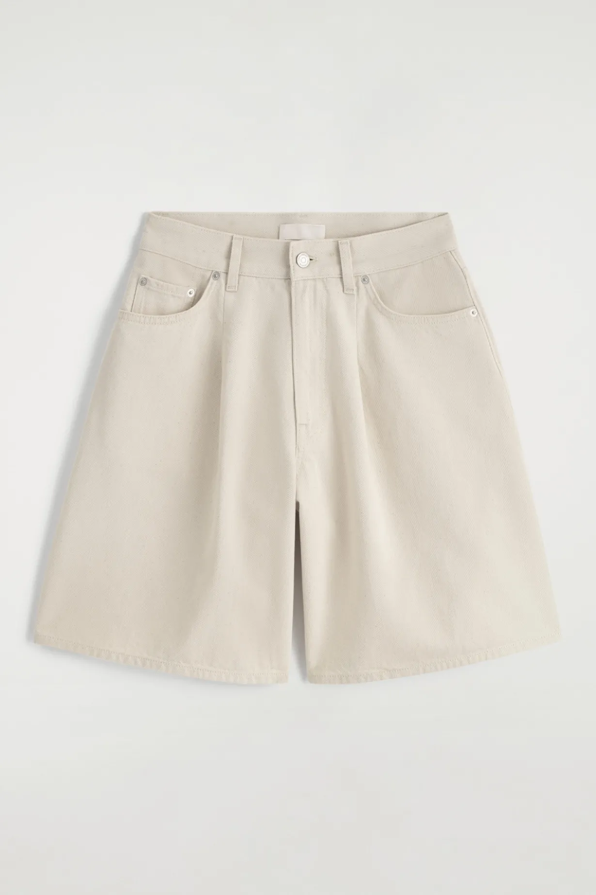 JEANSSHORTS MIT WEITEM BEIN