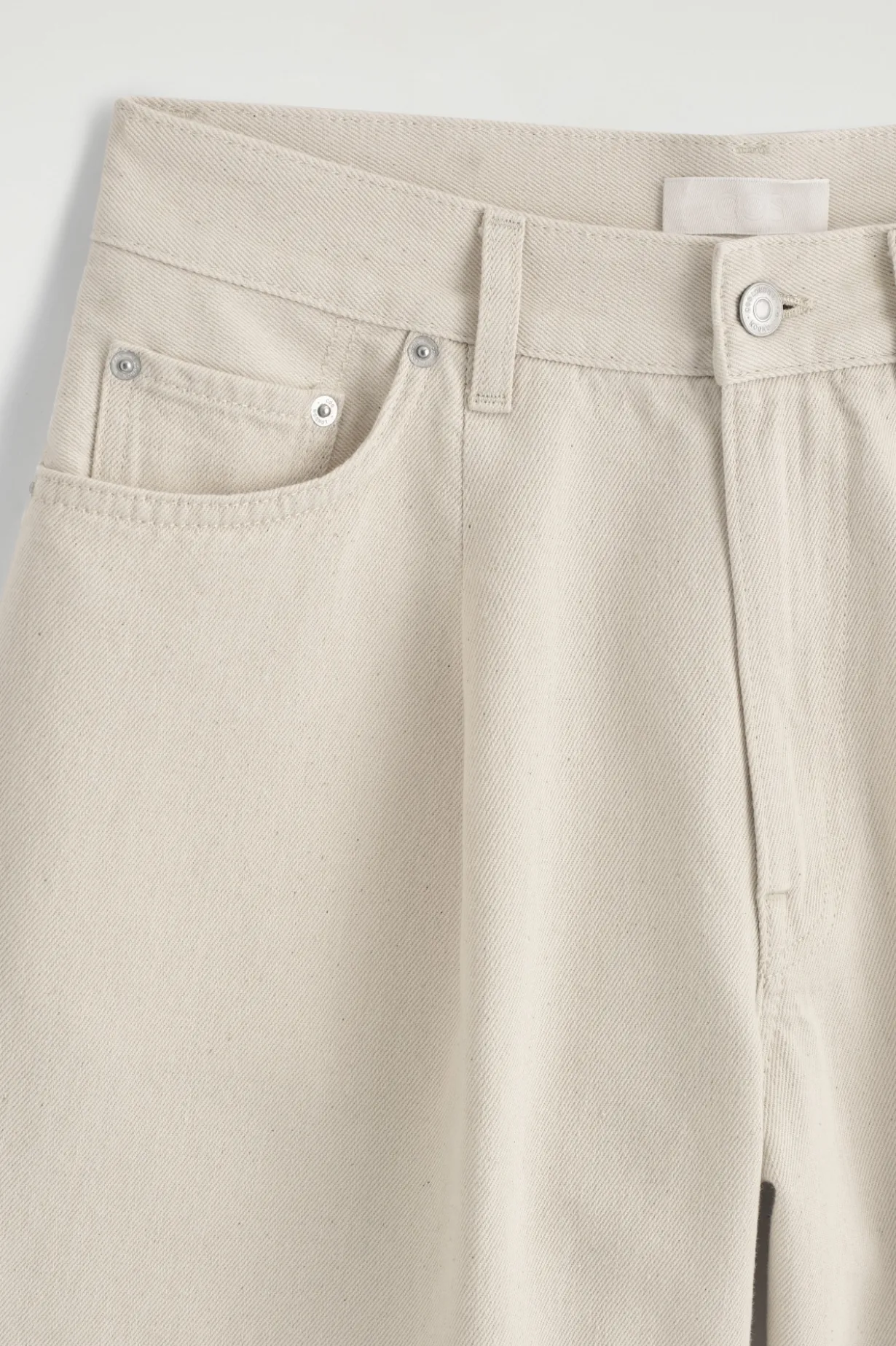 JEANSSHORTS MIT WEITEM BEIN