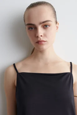 JERSEYKLEID MIT TRÄGERN UND KARREE-AUSSCHNITT