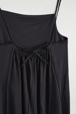 JERSEYKLEID MIT TRÄGERN UND KARREE-AUSSCHNITT