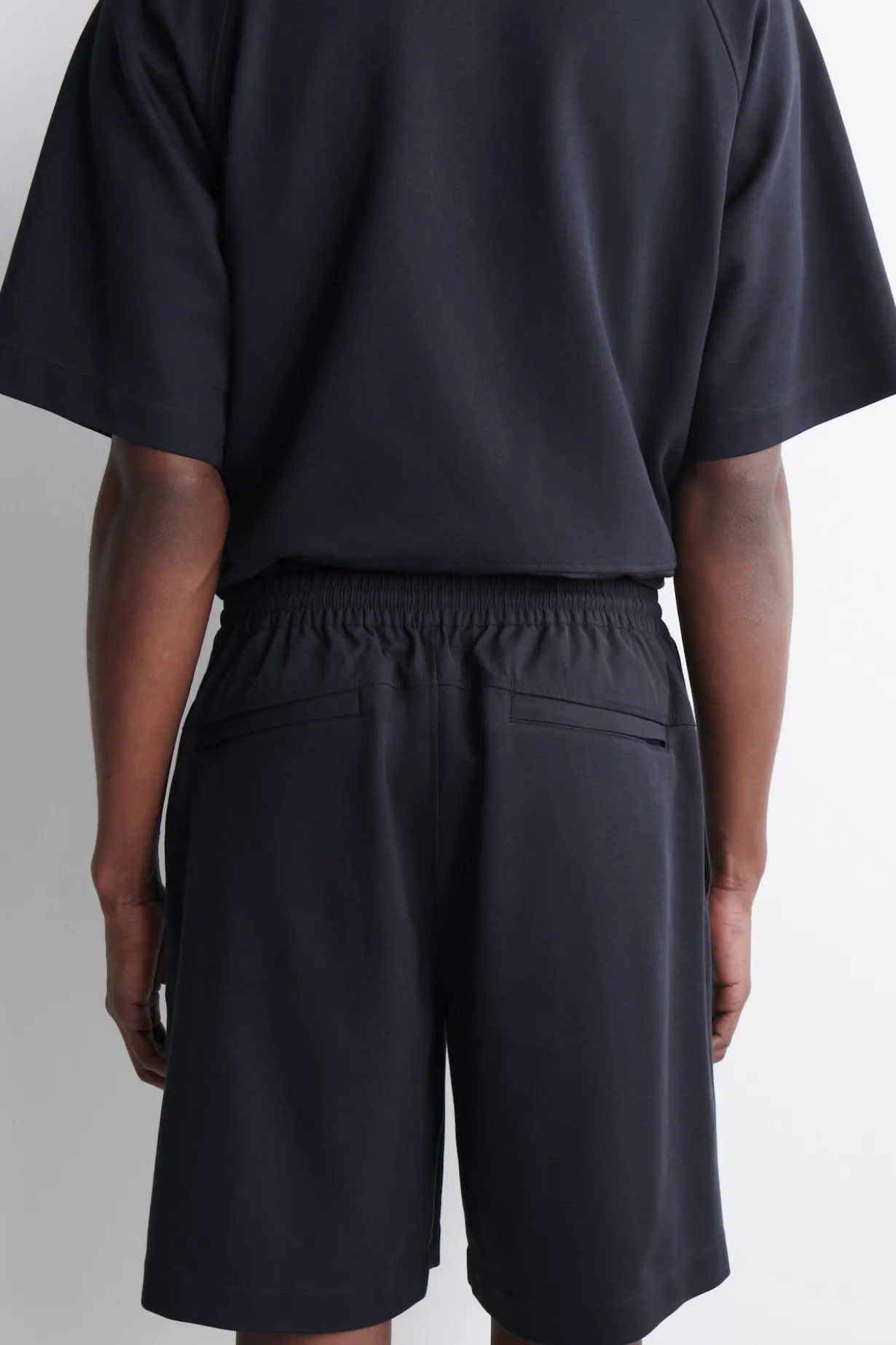 JERSEY-SHORTS MIT EINSÄTZEN UND ELASTISCHEM BUND