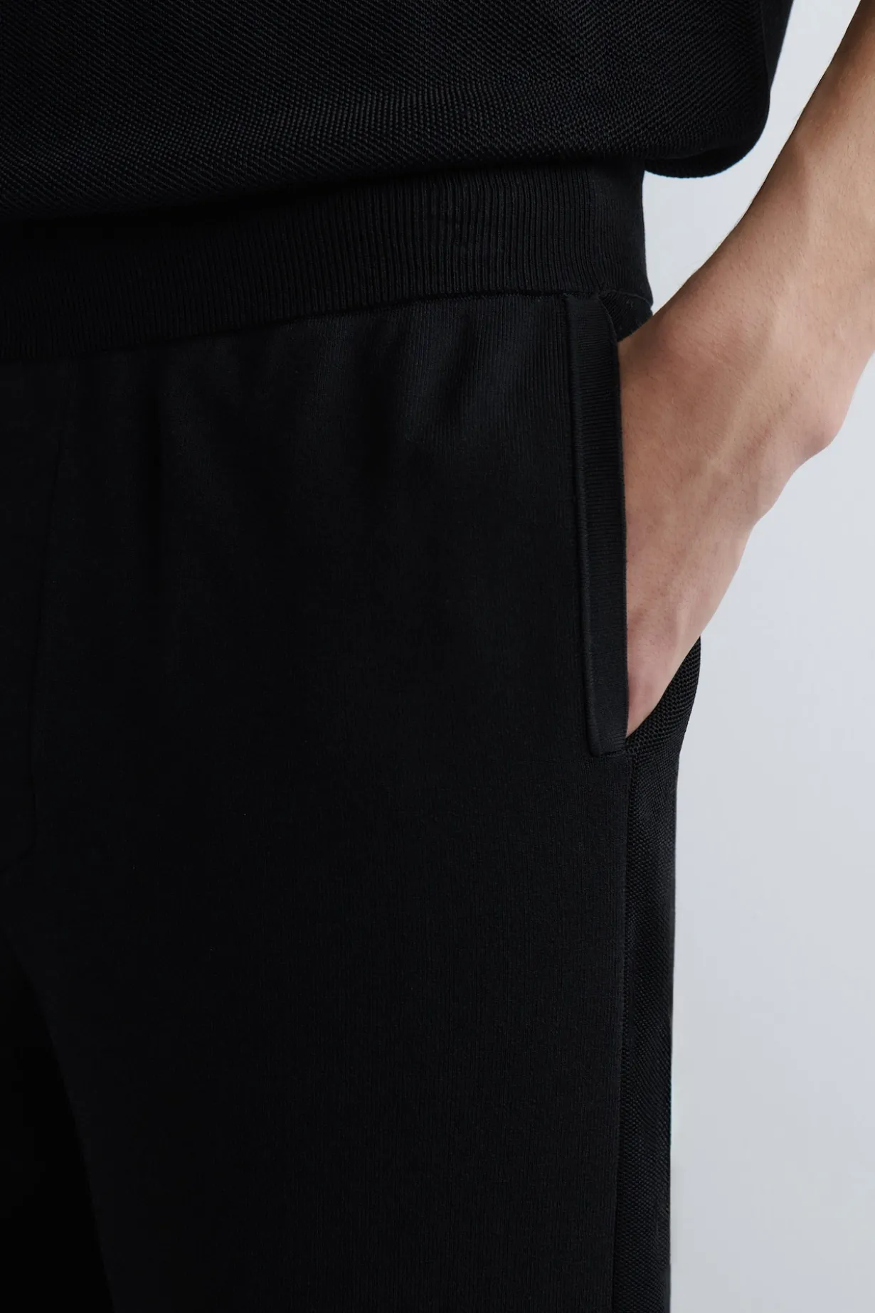 JOGGINGHOSE MIT GERADEM BEIN UND NORMALER PASSFORM