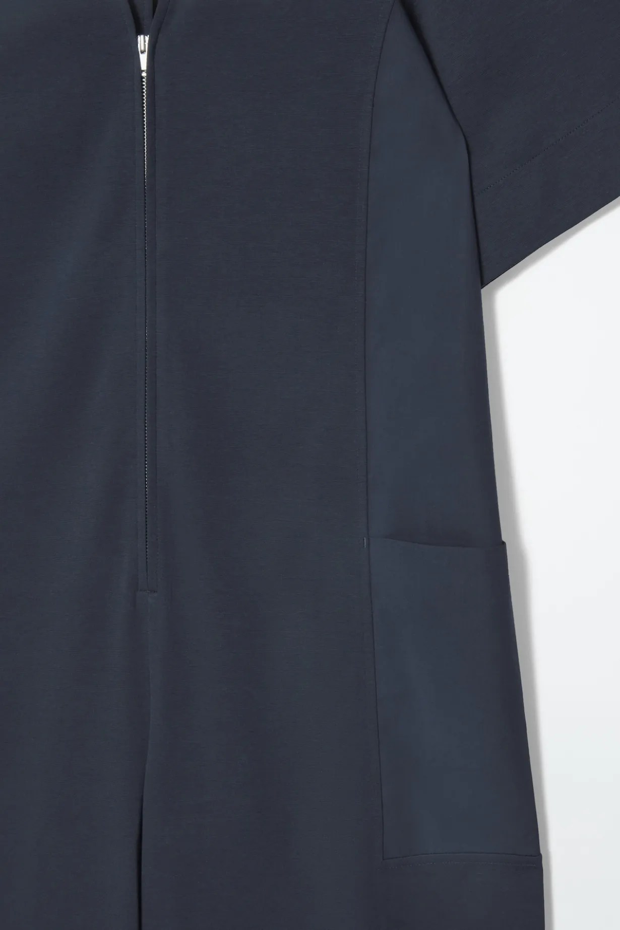 JUMPSUIT AUS MEHREREN BAHNEN MIT V-AUSSCHNITT
