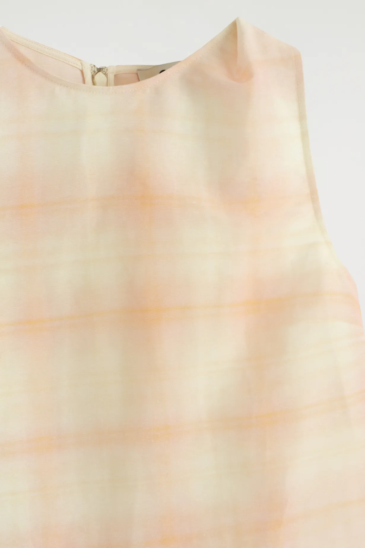 KARIERTES OBERTEIL MIT TWIST-DETAIL