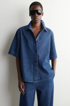 KASTENFÖRMIGES JEANSHEMD MIT KURZEN ÄRMELN