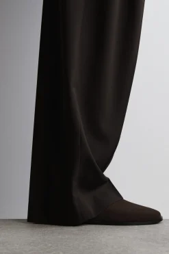 KLASSISCHE MULES AUS VELOURSLEDER