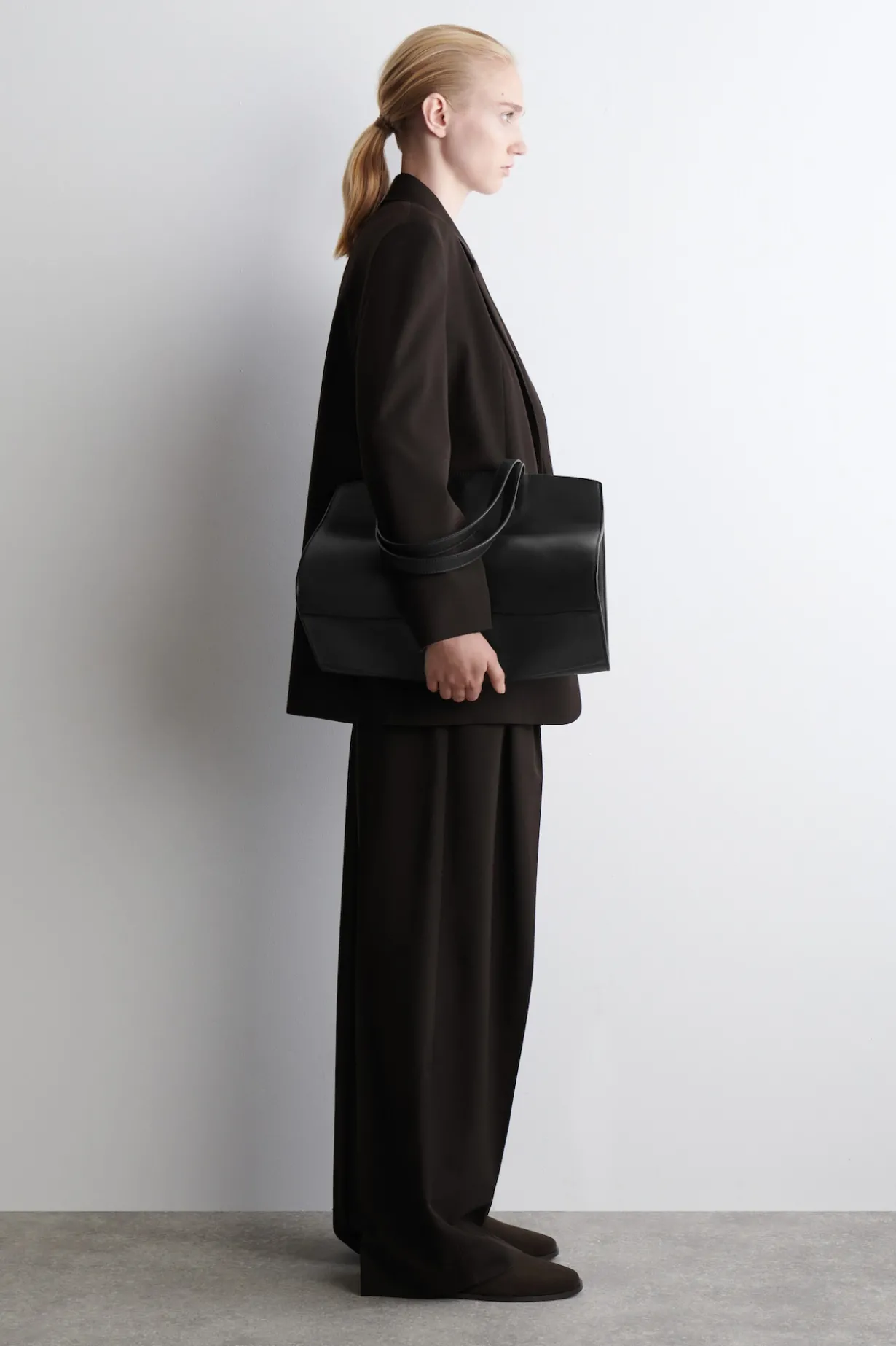 KLASSISCHE MULES AUS VELOURSLEDER