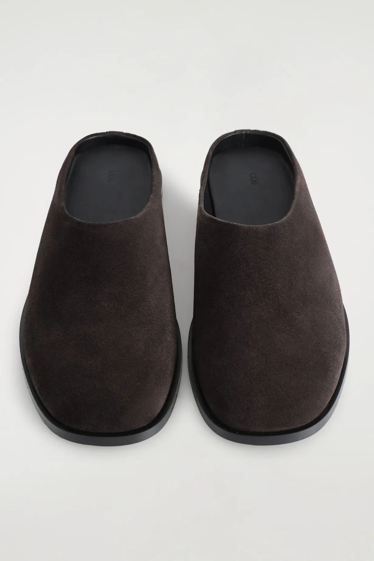 KLASSISCHE MULES AUS VELOURSLEDER