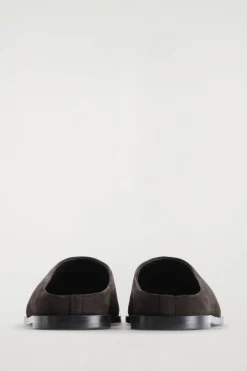 KLASSISCHE MULES AUS VELOURSLEDER