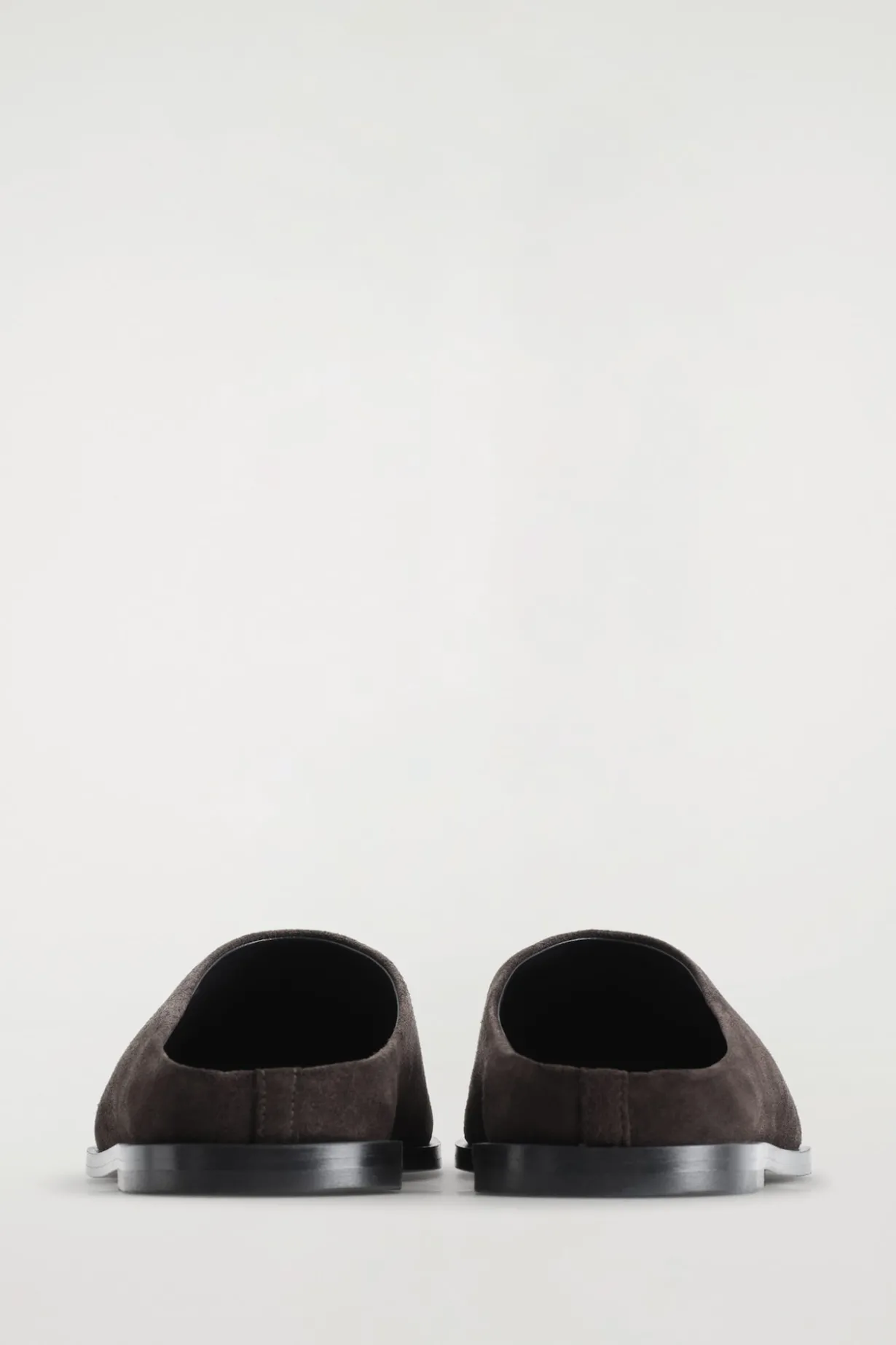 KLASSISCHE MULES AUS VELOURSLEDER