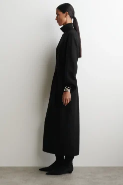 KLEID AUS KOCHWOLLE MIT STEHKRAGEN
