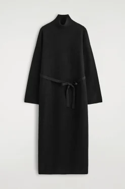 KLEID AUS KOCHWOLLE MIT STEHKRAGEN