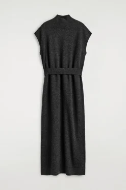 KLEID AUS MERINOWOLLE MIT KRAGEN UND GÜRTELDETAIL