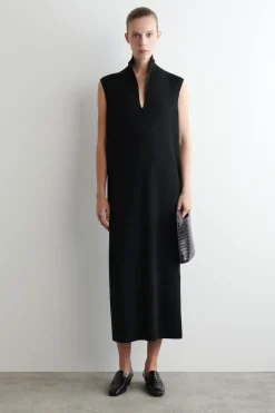 KLEID AUS MERINOWOLLE MIT DRAPIERTEM KRAGEN