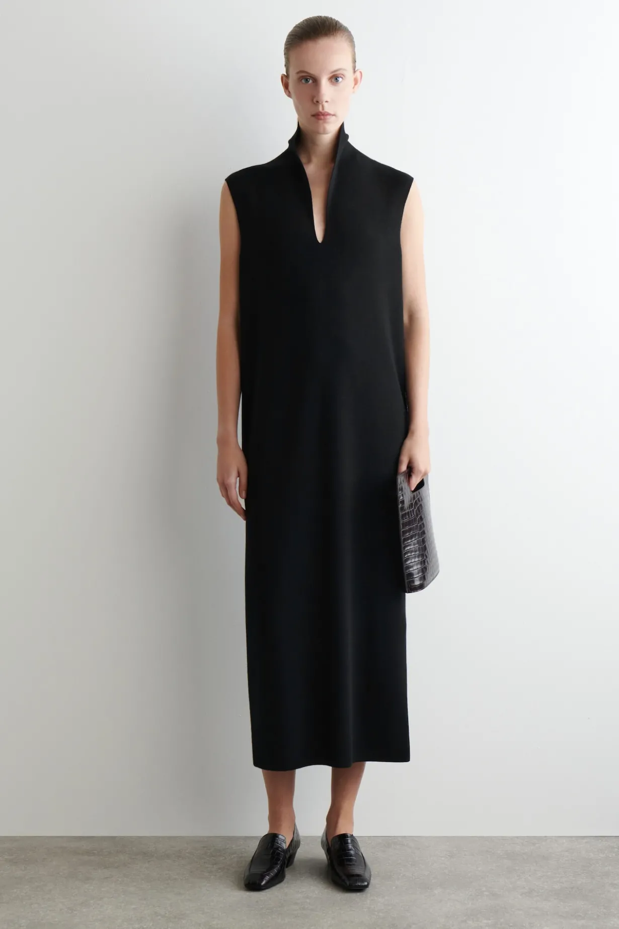 KLEID AUS MERINOWOLLE MIT DRAPIERTEM KRAGEN