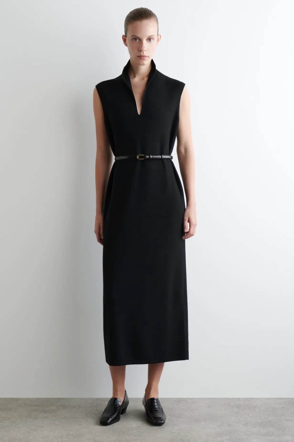 KLEID AUS MERINOWOLLE MIT DRAPIERTEM KRAGEN