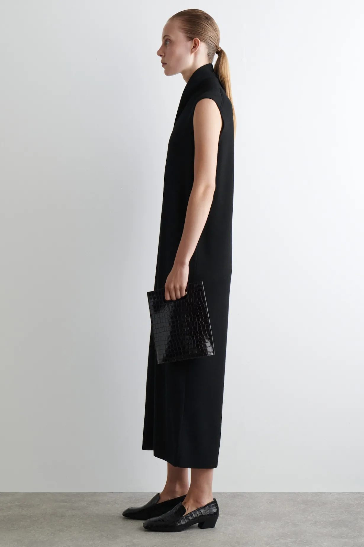 KLEID AUS MERINOWOLLE MIT DRAPIERTEM KRAGEN