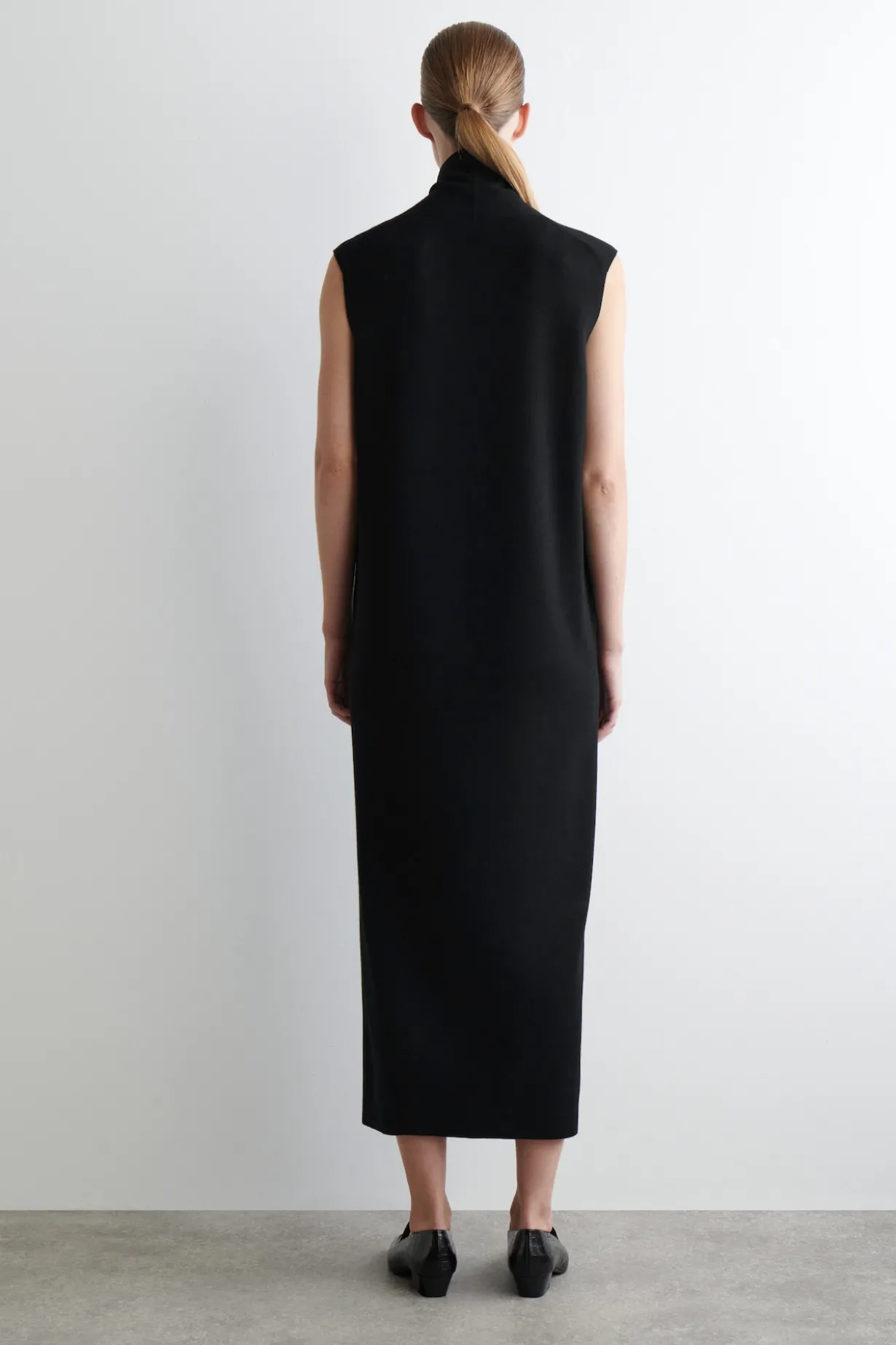 KLEID AUS MERINOWOLLE MIT DRAPIERTEM KRAGEN