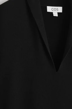 KLEID AUS MERINOWOLLE MIT DRAPIERTEM KRAGEN
