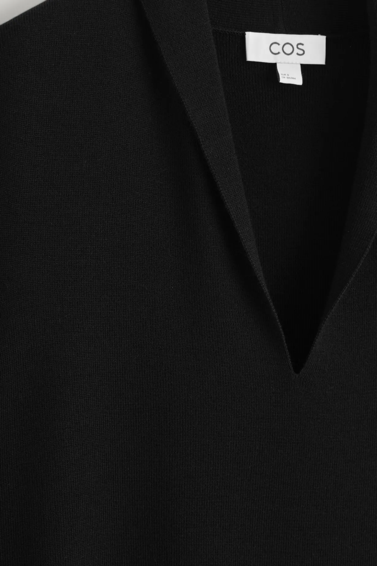 KLEID AUS MERINOWOLLE MIT DRAPIERTEM KRAGEN