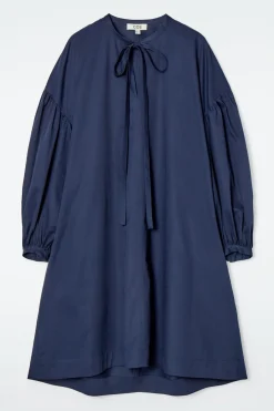 KLEID MIT RAFFUNG UND BINDEDETAILS