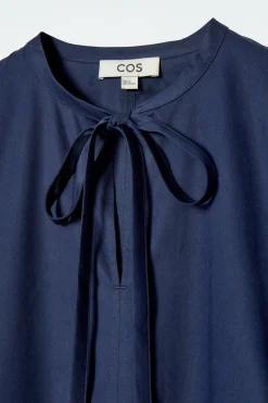 KLEID MIT RAFFUNG UND BINDEDETAILS