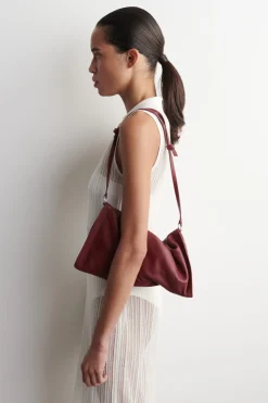 KLEINE LEDER-CLUTCH MIT DREHEFFEKT