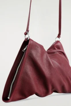 KLEINE LEDER-CLUTCH MIT DREHEFFEKT