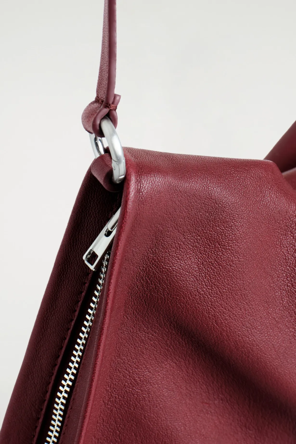 KLEINE LEDER-CLUTCH MIT DREHEFFEKT