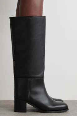 KNIEHOHE STIEFEL AUS LEDER MIT ABSATZ
