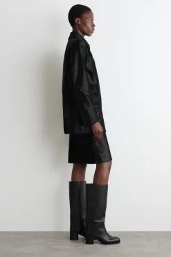 KNIEHOHE STIEFEL AUS LEDER MIT ABSATZ