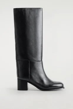 KNIEHOHE STIEFEL AUS LEDER MIT ABSATZ