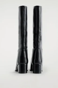 KNIEHOHE STIEFEL AUS LEDER MIT ABSATZ