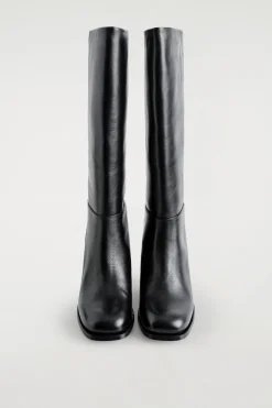 KNIEHOHE STIEFEL AUS LEDER MIT ABSATZ