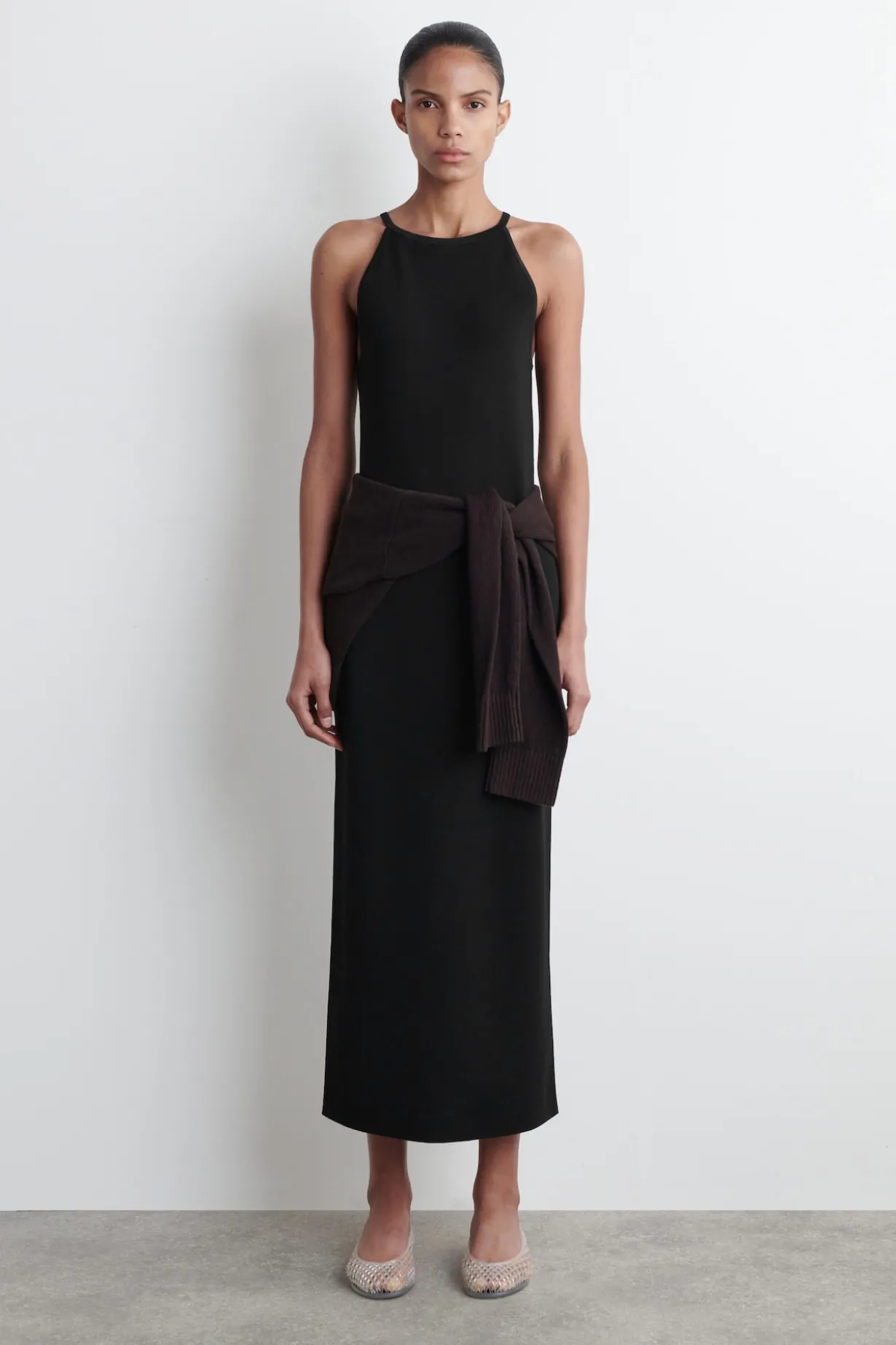KONTURIERTES STRICKKLEID IN MIDILÄNGE