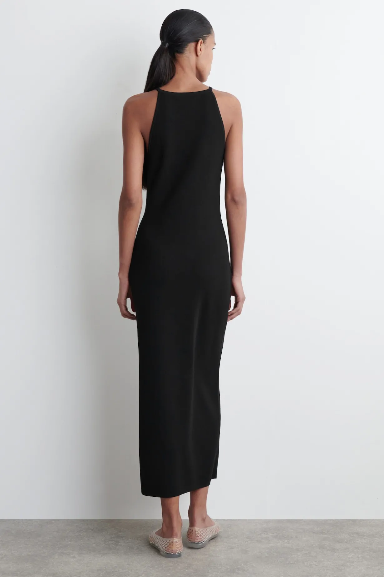 KONTURIERTES STRICKKLEID IN MIDILÄNGE