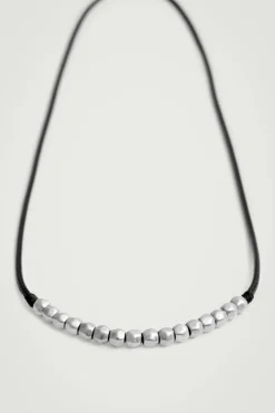 KORDELKETTE AUS LEDER MIT PERLEN