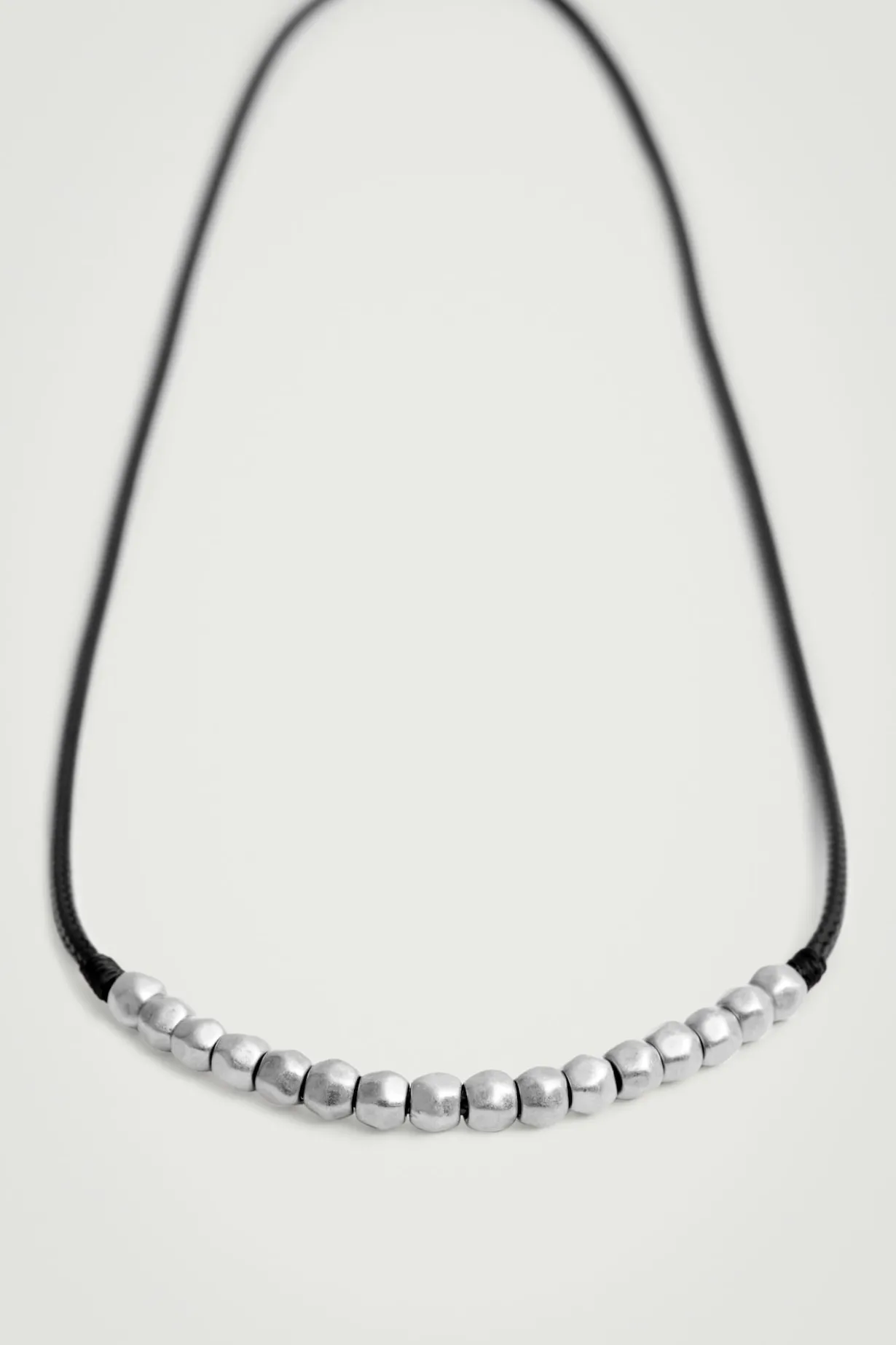 KORDELKETTE AUS LEDER MIT PERLEN