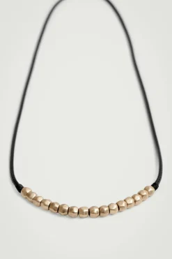 KORDELKETTE AUS LEDER MIT PERLEN