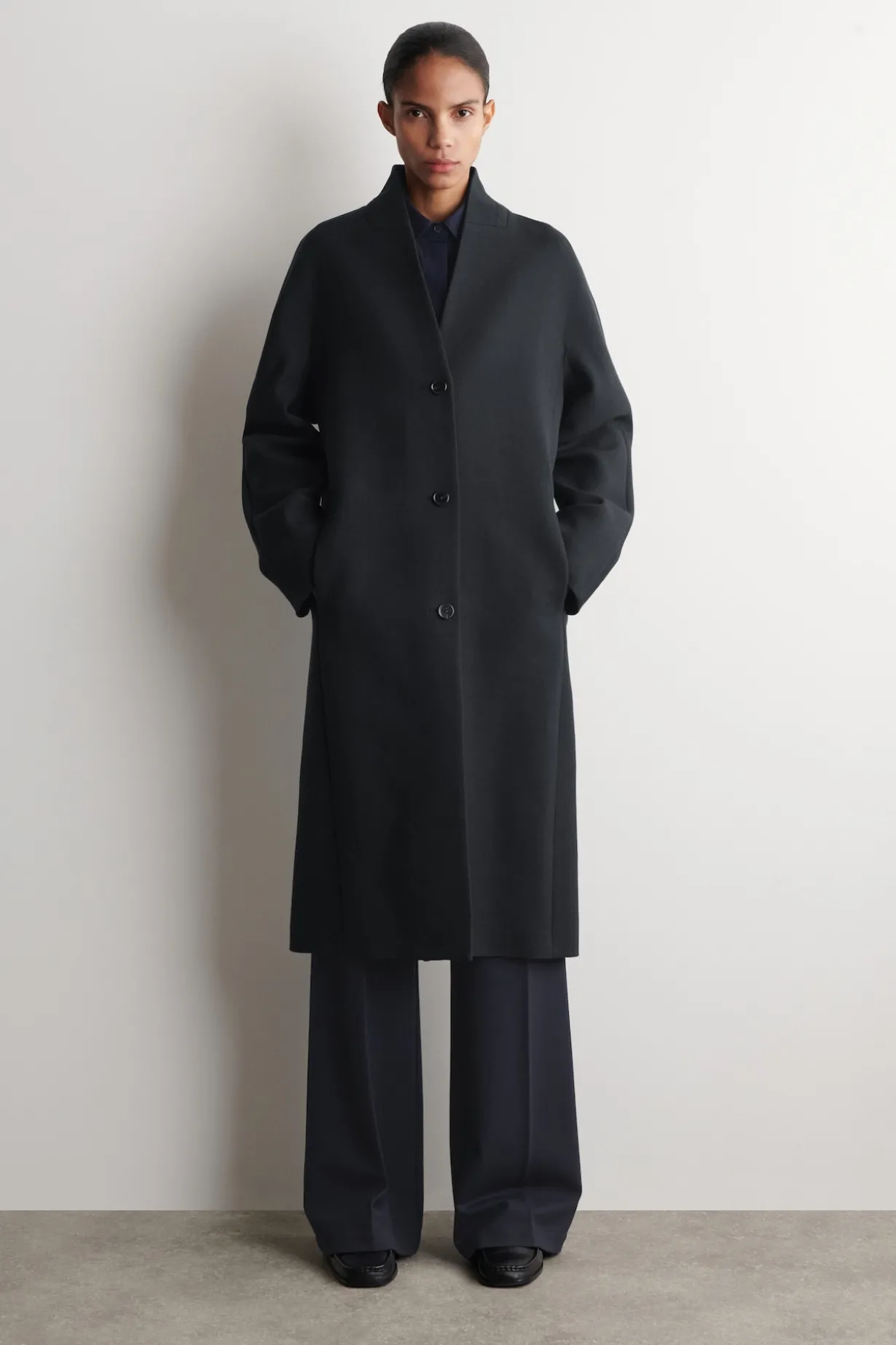 KRAGENLOSER MANTEL AUS WOLL-TWILL