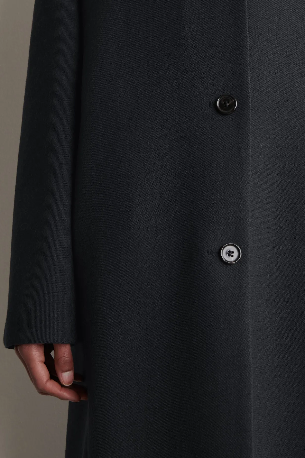 KRAGENLOSER MANTEL AUS WOLL-TWILL