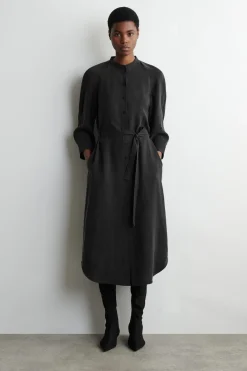 KRAGENLOSES HEMDKLEID IN MIDILÄNGE MIT GÜRTEL