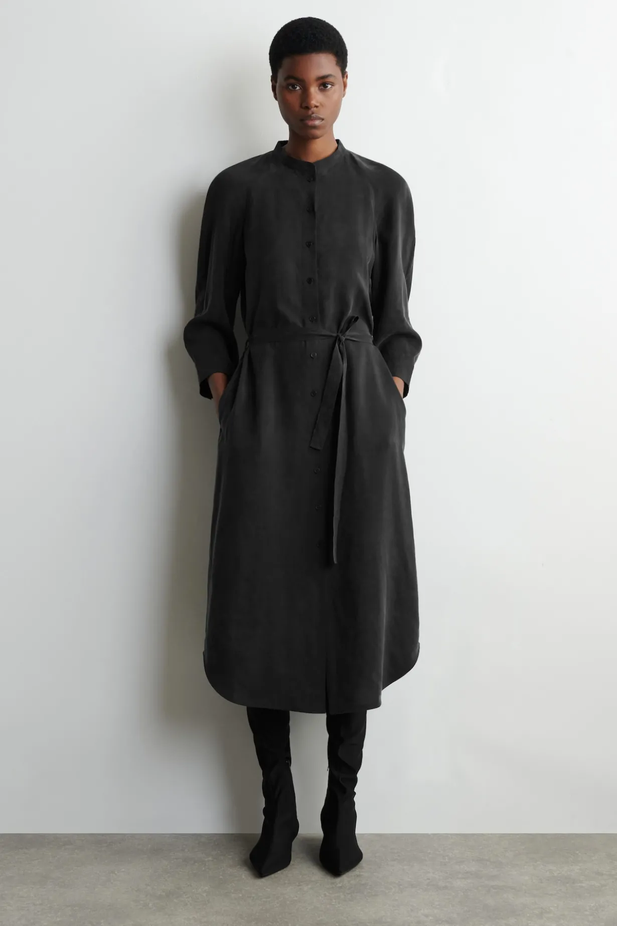KRAGENLOSES HEMDKLEID IN MIDILÄNGE MIT GÜRTEL