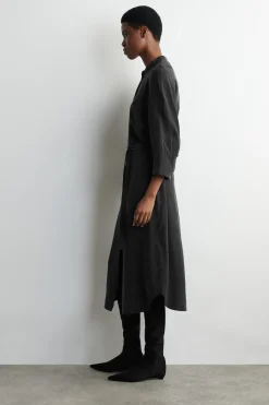 KRAGENLOSES HEMDKLEID IN MIDILÄNGE MIT GÜRTEL