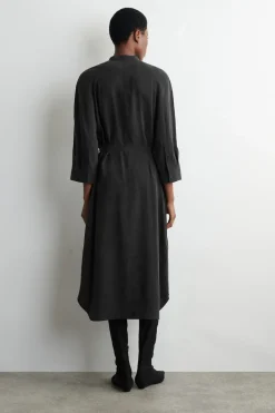 KRAGENLOSES HEMDKLEID IN MIDILÄNGE MIT GÜRTEL